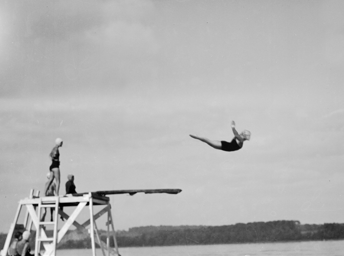 Jennifer Greenburg, Diving off the shores of Lake Michigan, 2012