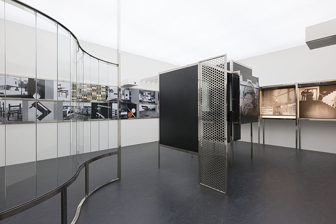 László Moholy-Nagy. Raum der Gegenwart (Room of the Present), constructed 2009 from plans and other documentation dated 1930. Van Abbemuseum, Eindhoven, 2953. © 2016 Hattula Moholy-Nagy/VG Bild-Kunst, Bonn/Artists Rights Society (ARS), New York.